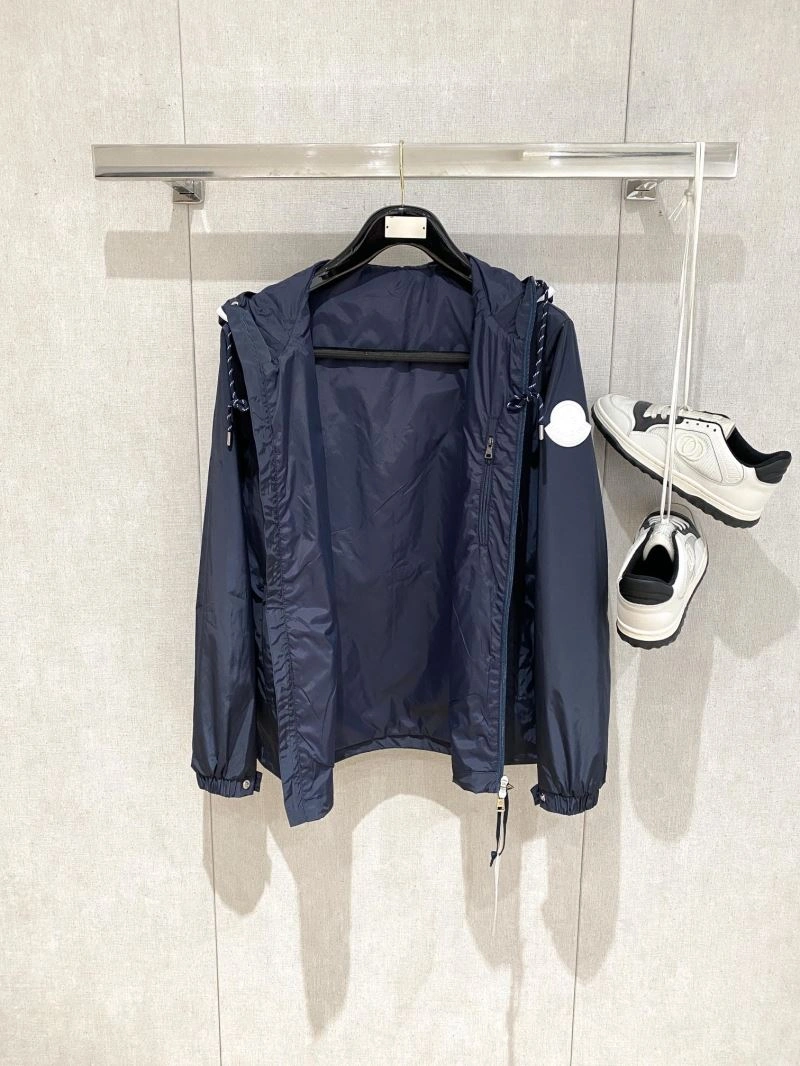 Moncler Outwear EasyMatch 140675