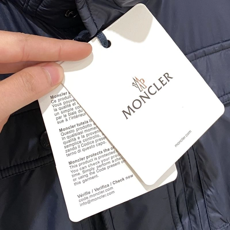 Moncler Outwear Versatile 140662