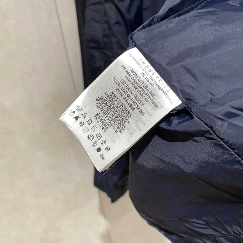Moncler Outwear Versatile 140662