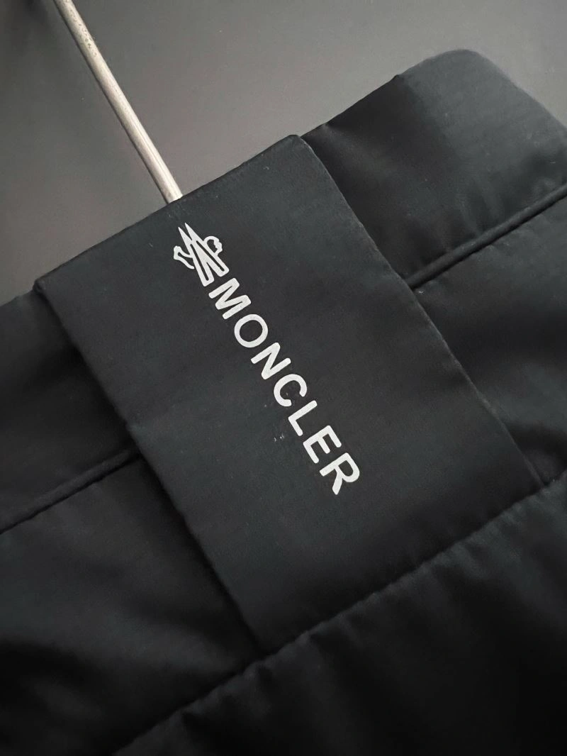 Moncler Outwear Trendsetting 140672