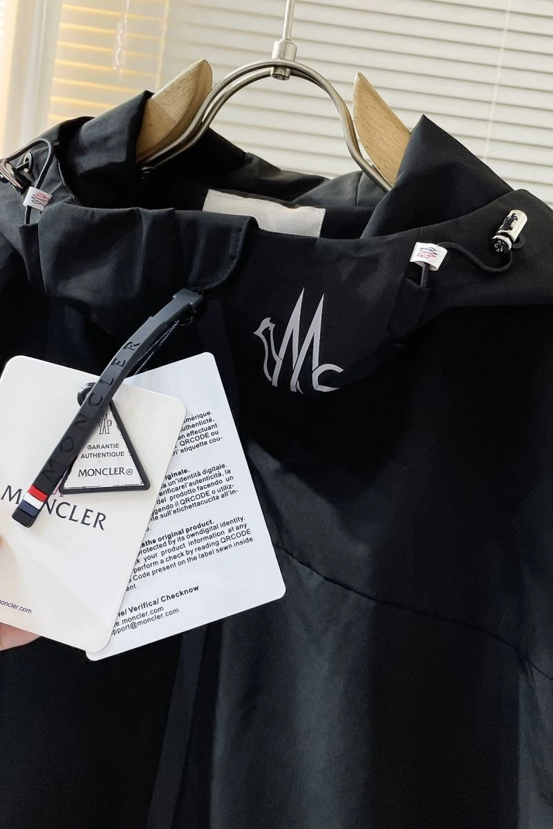 Moncler Outwear ZipUp 140686