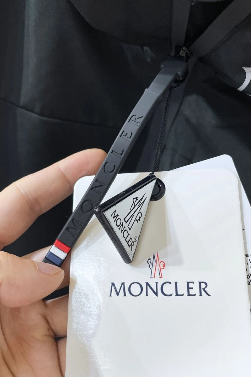 Moncler Outwear ZipUp 140686