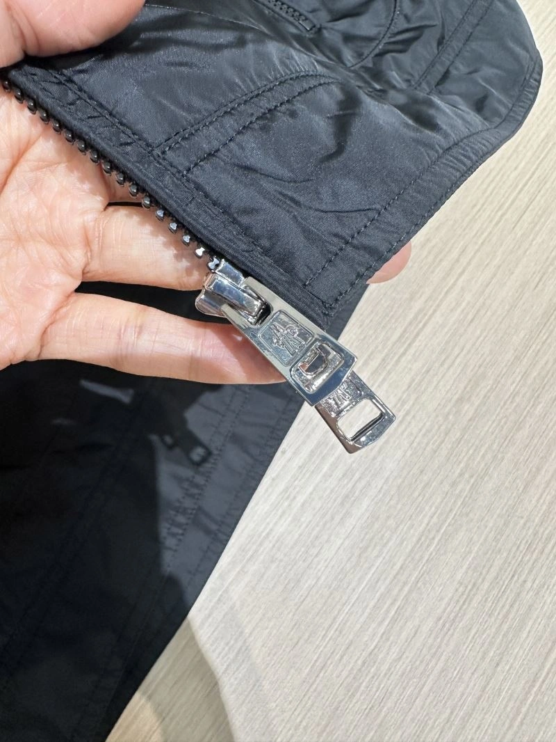 Moncler Outwear Versatile 140668