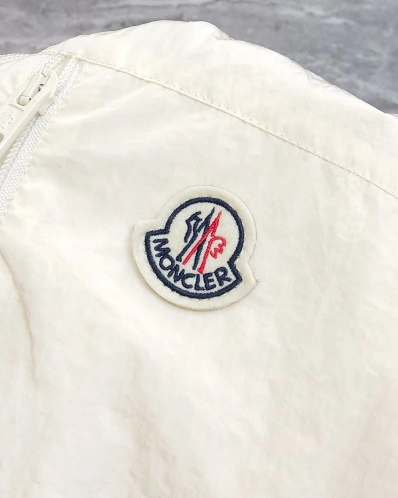 WaterResistant Moncler Outwear 140644