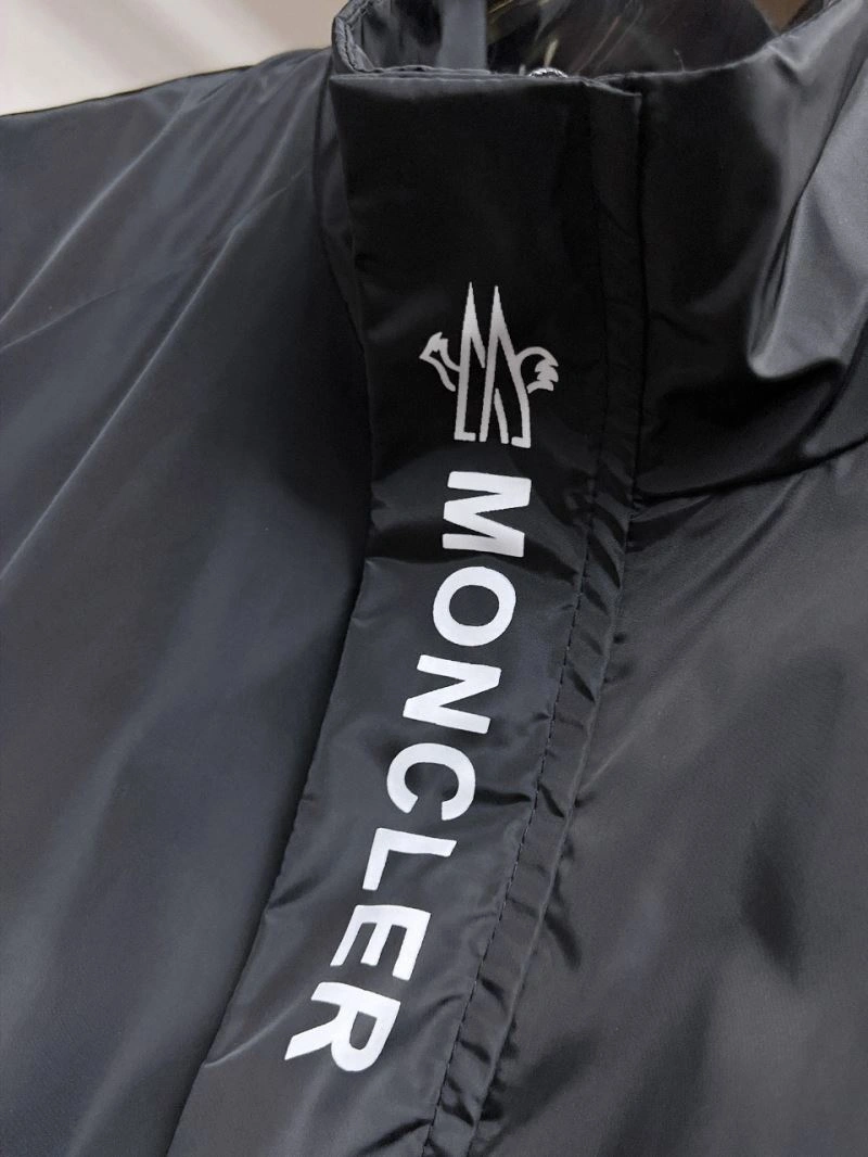 Minimalist Moncler Outwear 140650