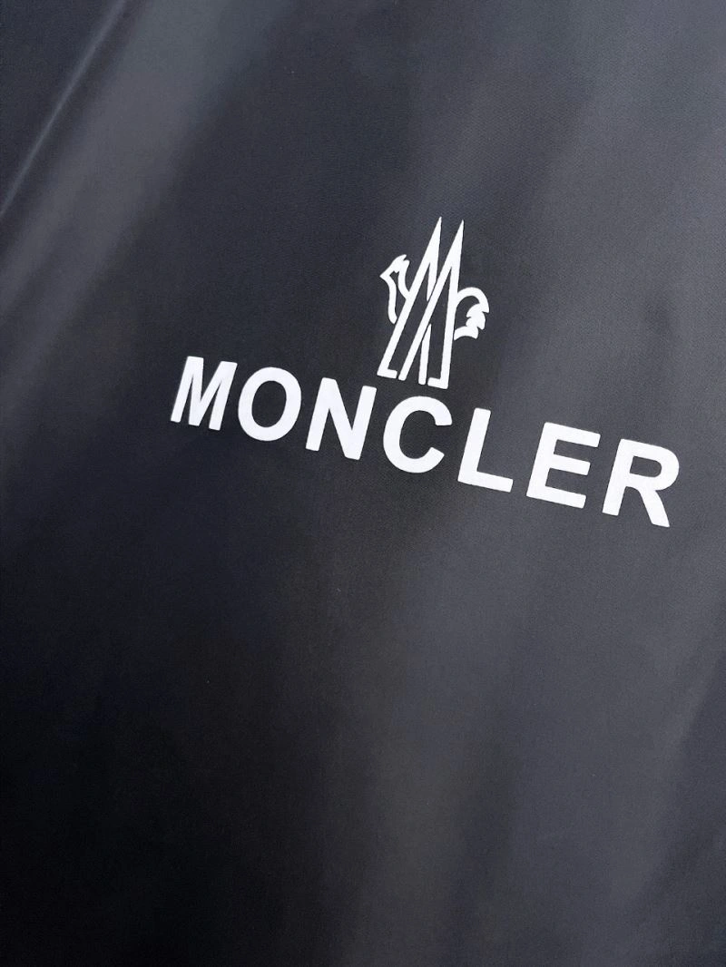 Minimalist Moncler Outwear 140650
