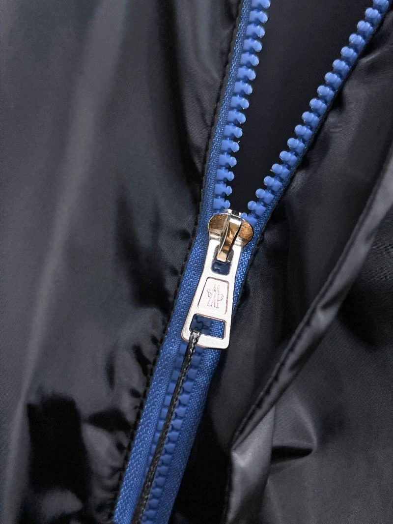 Minimalist Moncler Outwear 140650