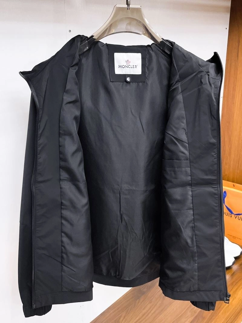 Bold Moncler Outwear 140638