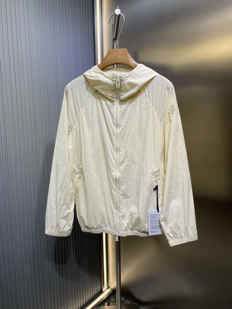 Minimalist Moncler Outwear 140637