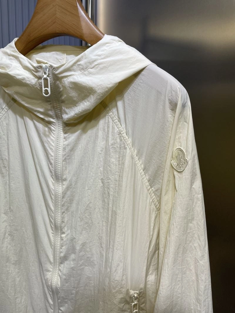 Minimalist Moncler Outwear 140637