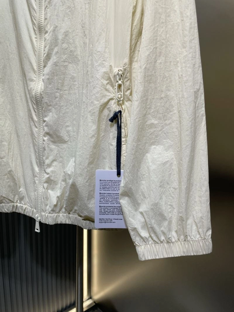 Minimalist Moncler Outwear 140637