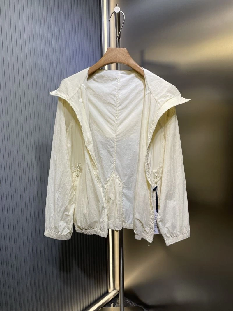 Minimalist Moncler Outwear 140637