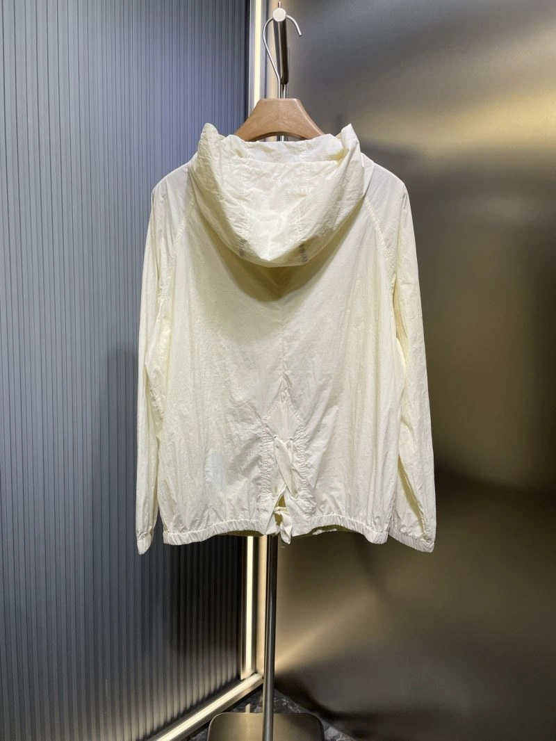 Minimalist Moncler Outwear 140637