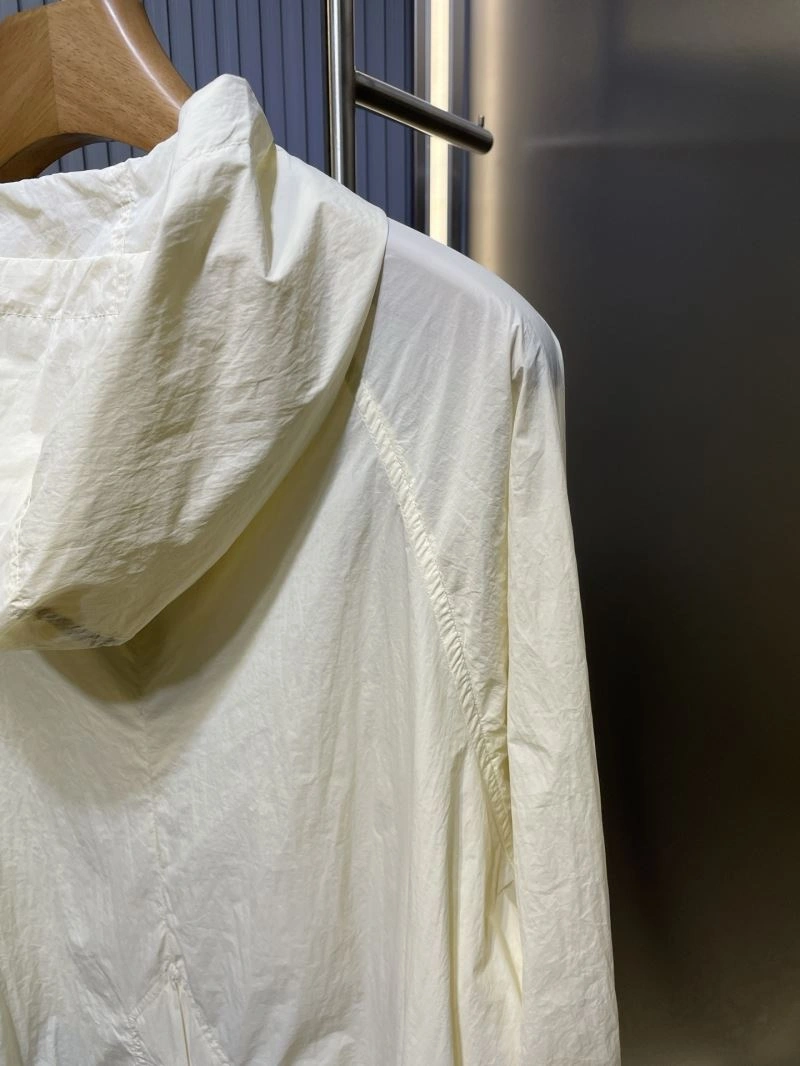 Minimalist Moncler Outwear 140637