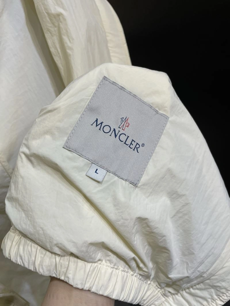 Minimalist Moncler Outwear 140637