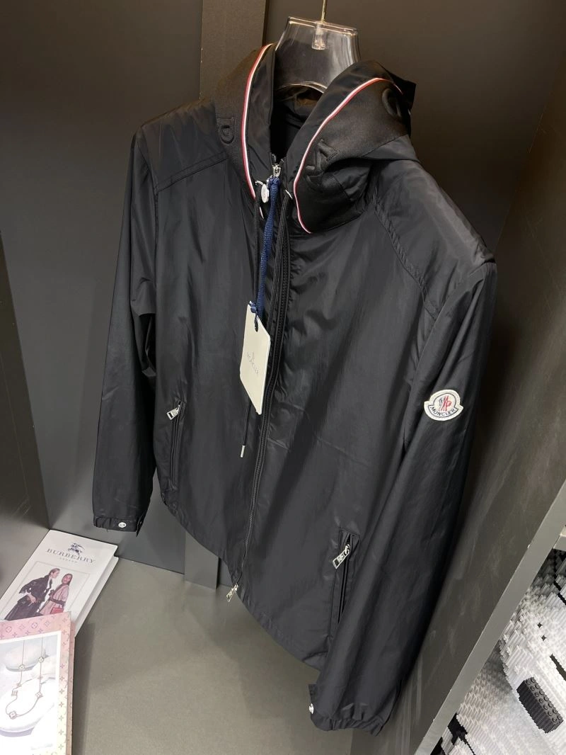 WaterResistant Moncler Outwear 140293