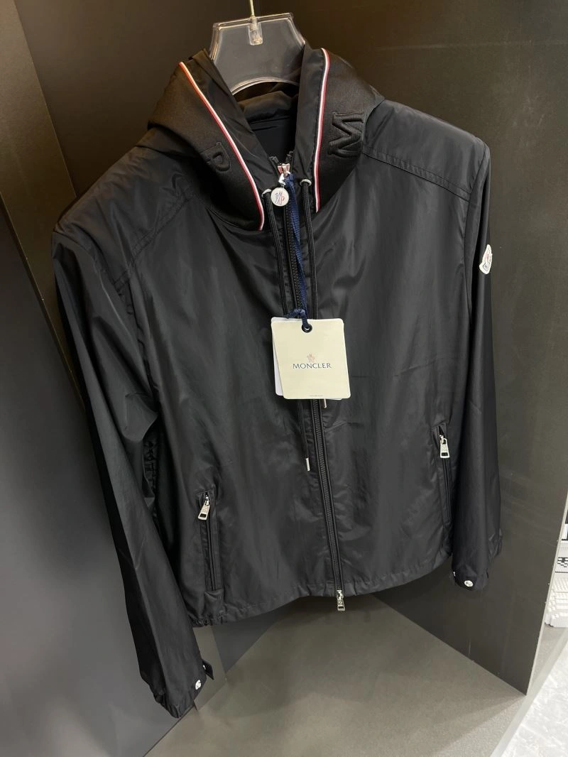 WaterResistant Moncler Outwear 140293