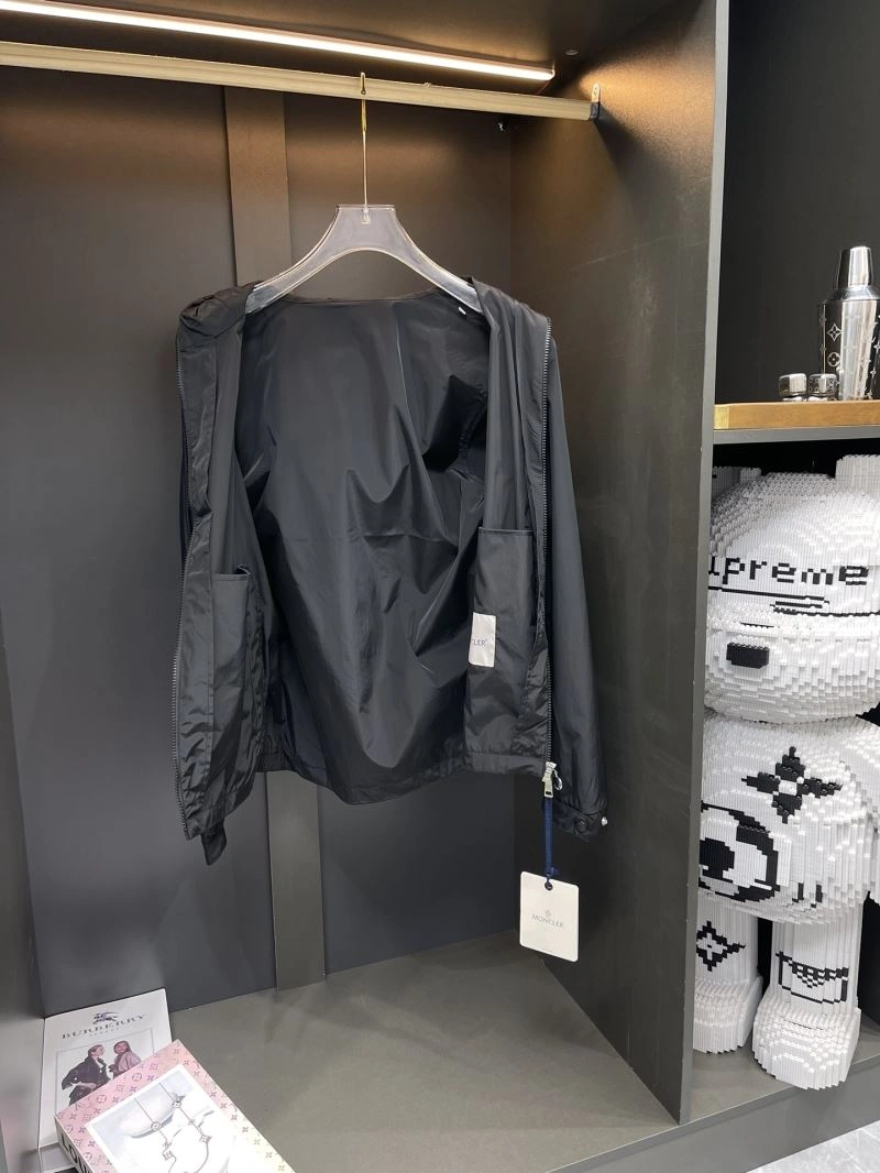 WaterResistant Moncler Outwear 140293