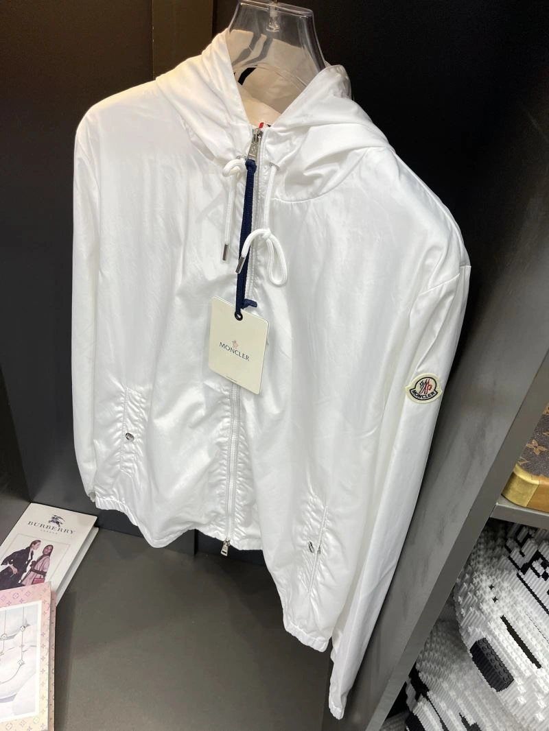 Moncler Outwear Vibrant 140285