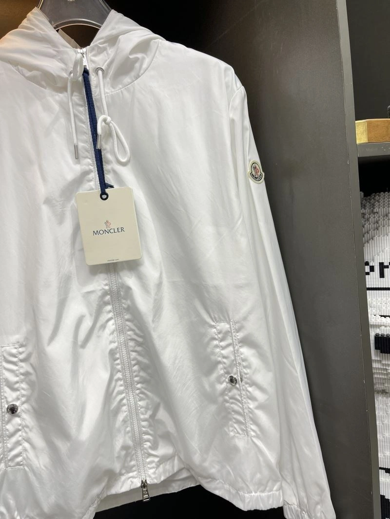 Moncler Outwear Vibrant 140285