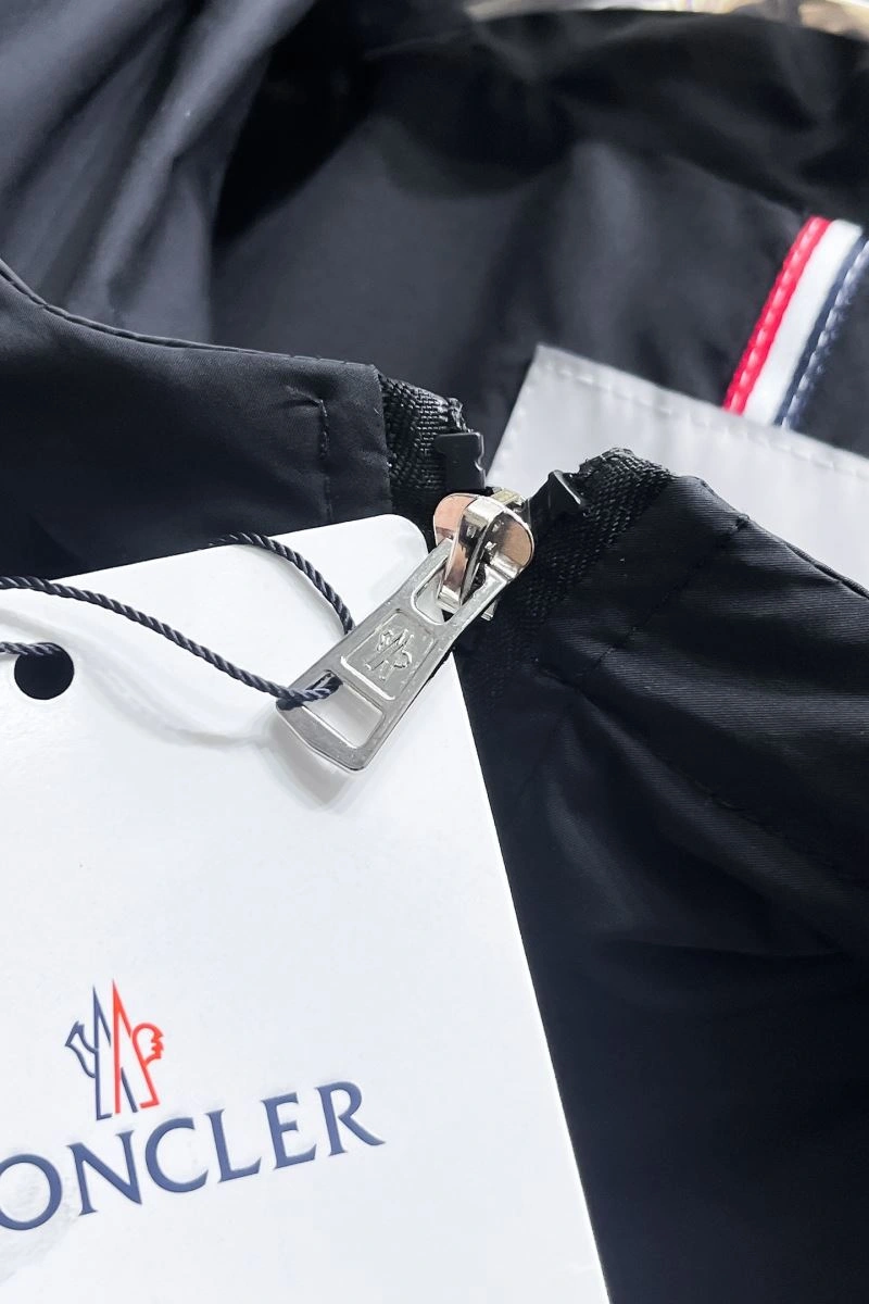 Moncler Outwear Elegant 140272