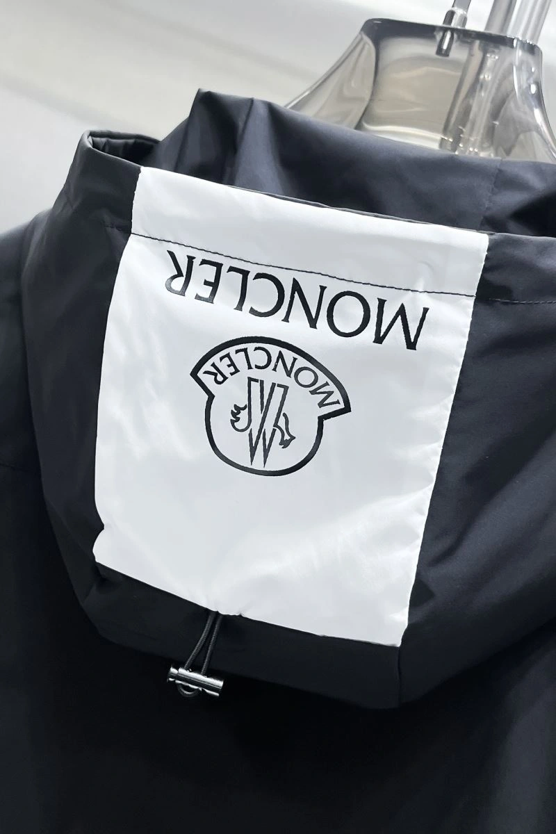 Moncler Outwear Elegant 140272