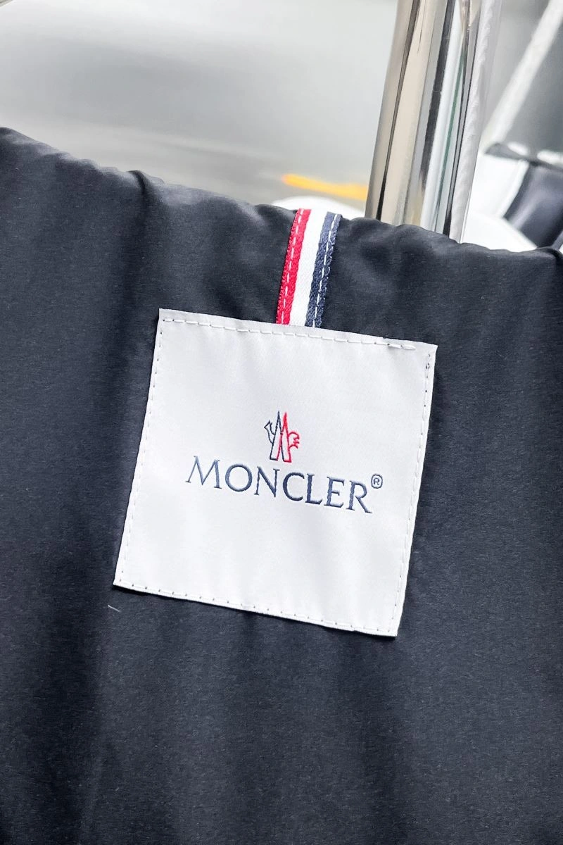 Moncler Outwear Elegant 140272