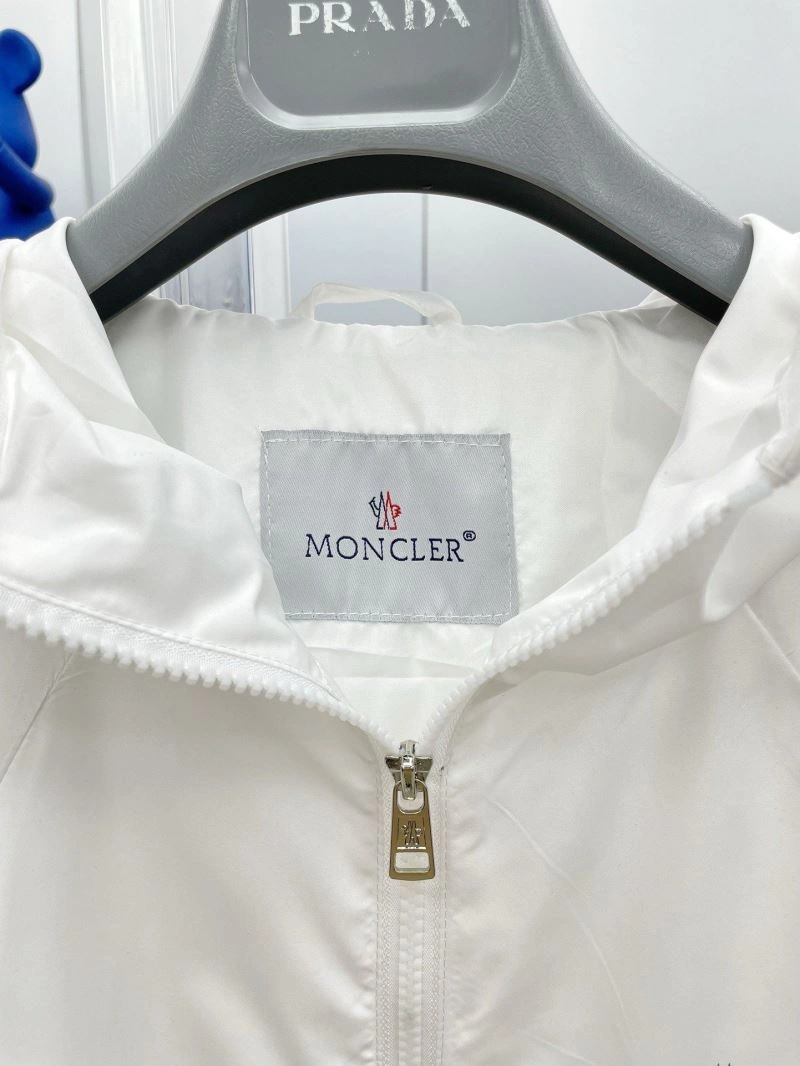 Cozy Moncler Outwear 140238