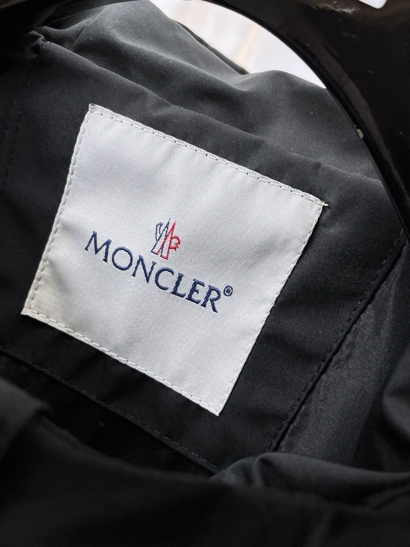 Moncler Outwear Trendsetting 140230