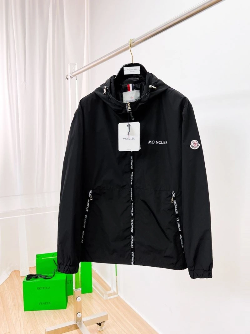 Moncler Outwear Sleek 140202