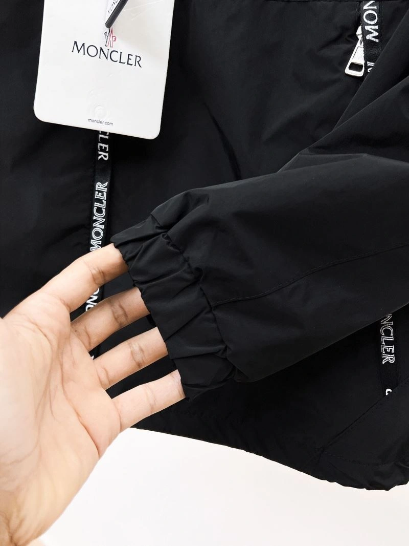 Moncler Outwear Sleek 140202