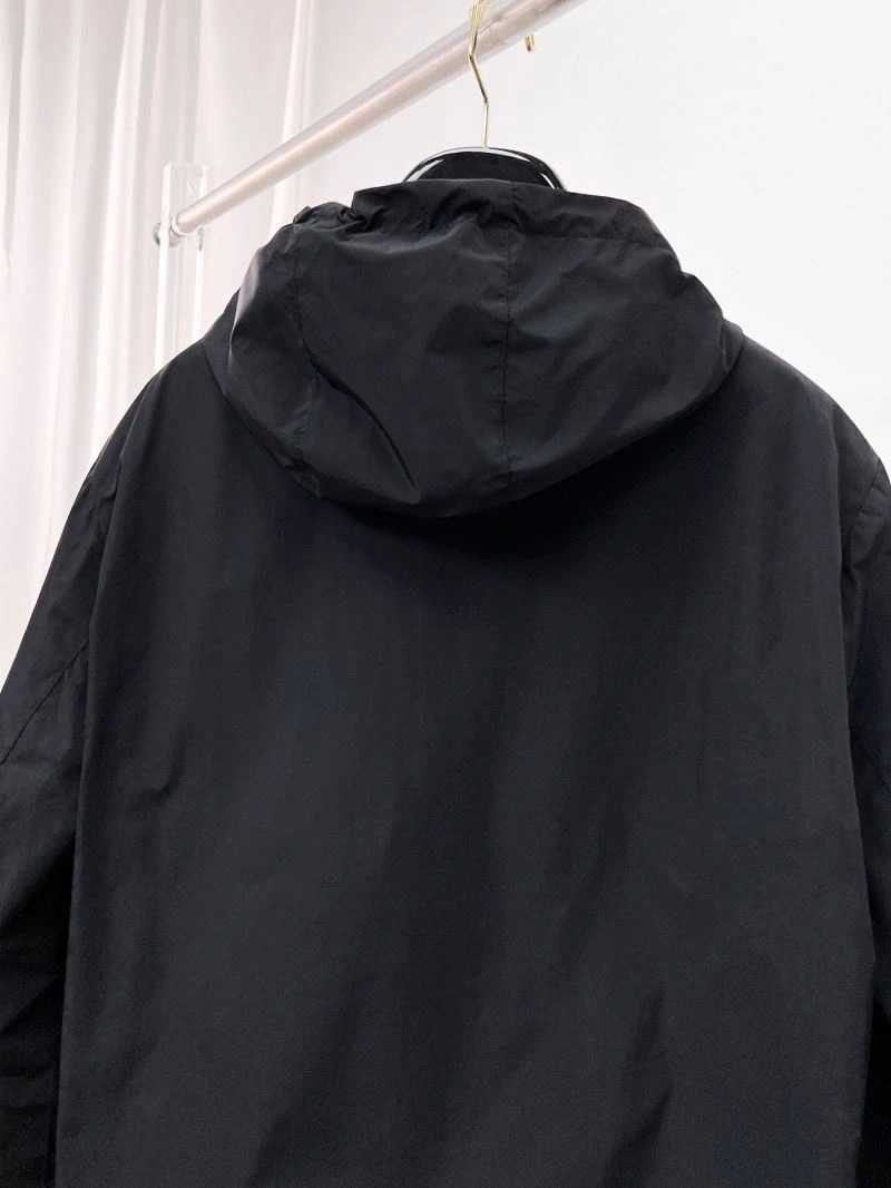Moncler Outwear Sleek 140202