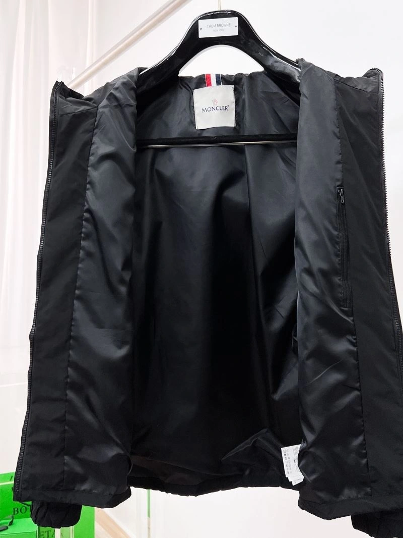 Moncler Outwear Sleek 140202