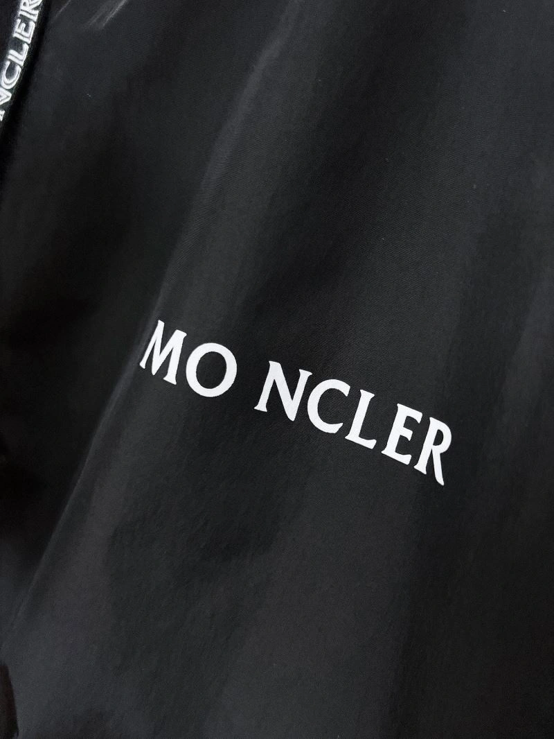 Moncler Outwear Sleek 140202