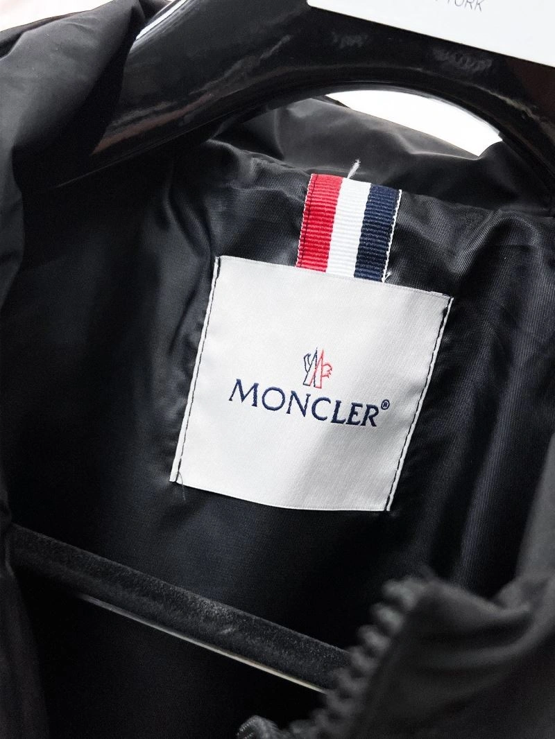 Moncler Outwear Sleek 140202