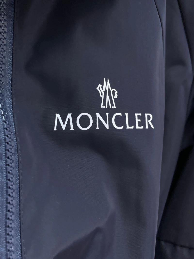 Bold Moncler Outwear 140174