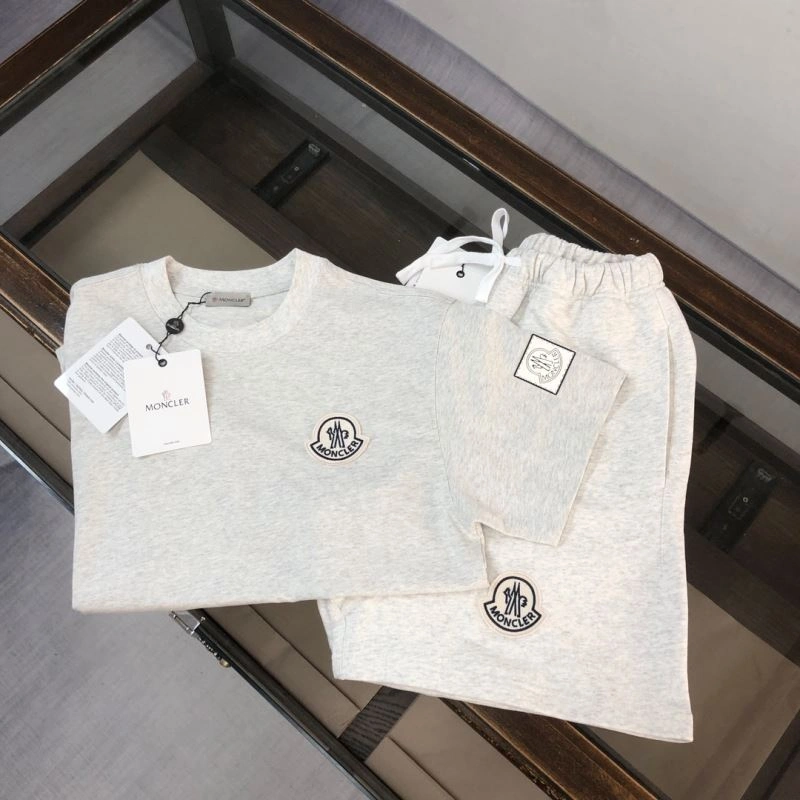 TechFriendly Moncler Short Suits 143193