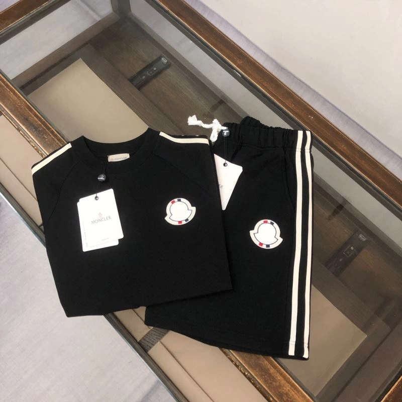 Moncler Short Suits EyeCatching 143189