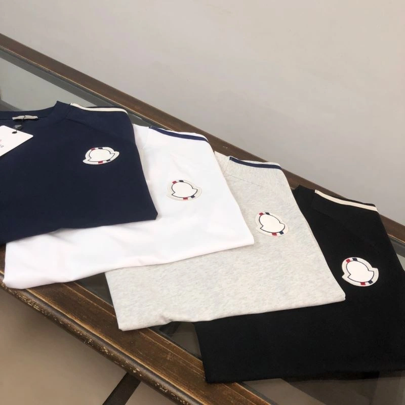 Moncler Short Suits EyeCatching 143189