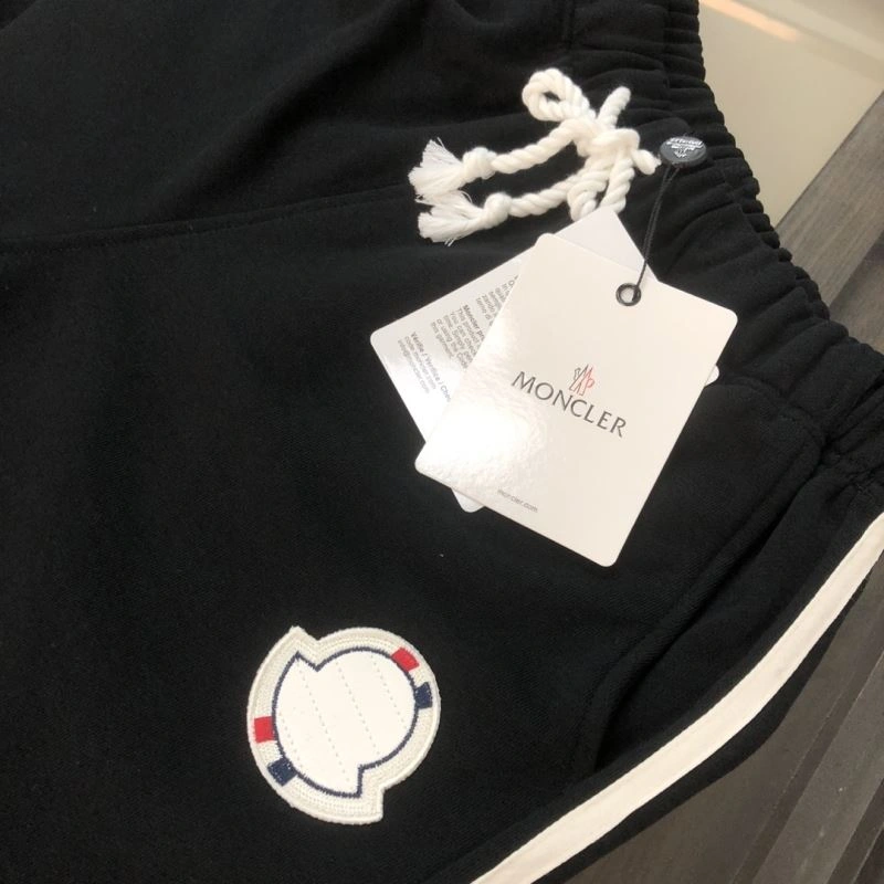 Moncler Short Suits EyeCatching 143189