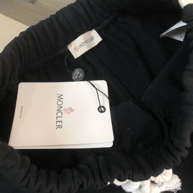 Moncler Short Suits EyeCatching 143189