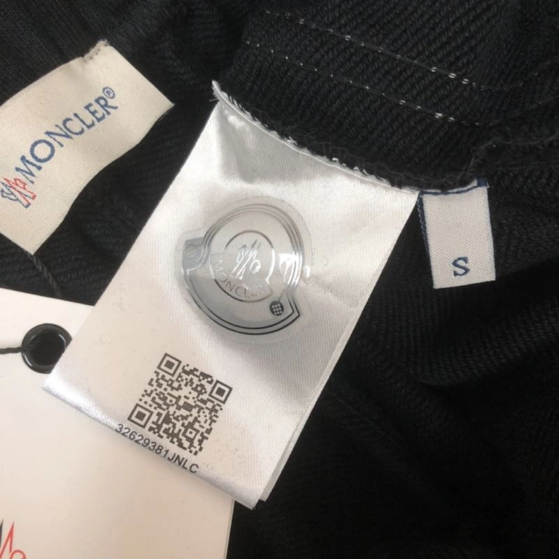 Moncler Short Suits EyeCatching 143189