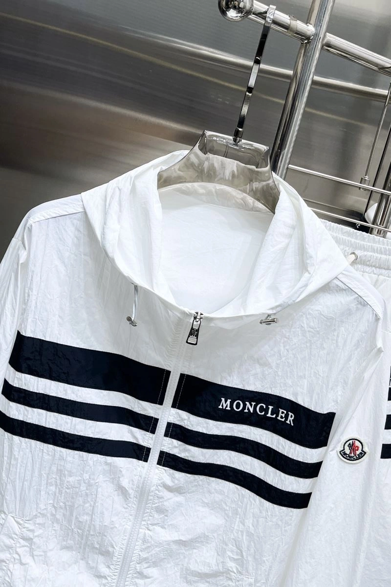 Moncler Short Suits FreshLook 142318