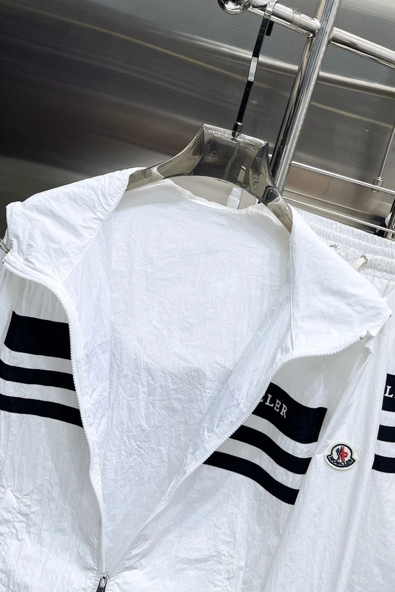 Moncler Short Suits FreshLook 142318