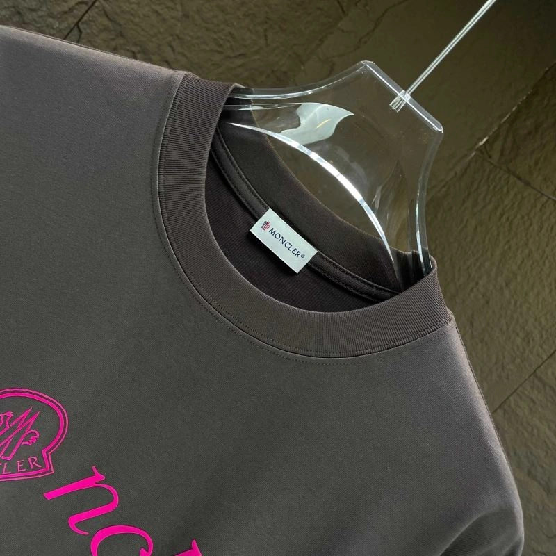 Moncler T-Shirts Sleek 142850