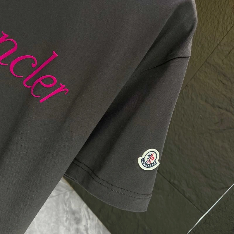 Moncler T-Shirts Sleek 142850
