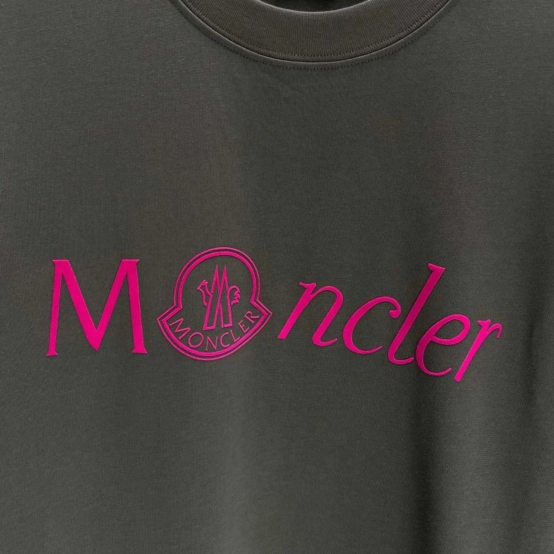 Moncler T-Shirts Sleek 142850
