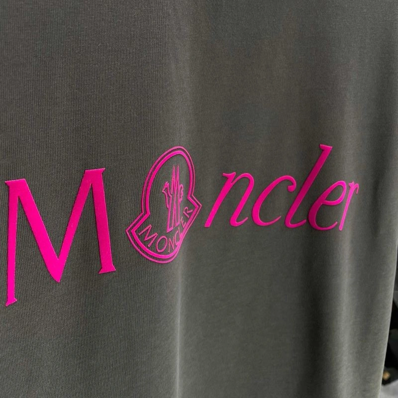 Moncler T-Shirts Sleek 142850