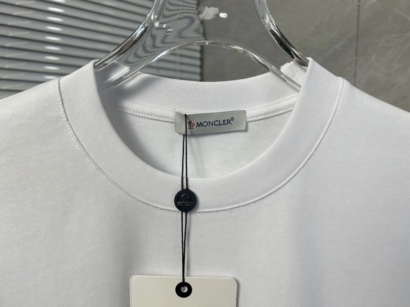 Moncler T-Shirts Neat 142821