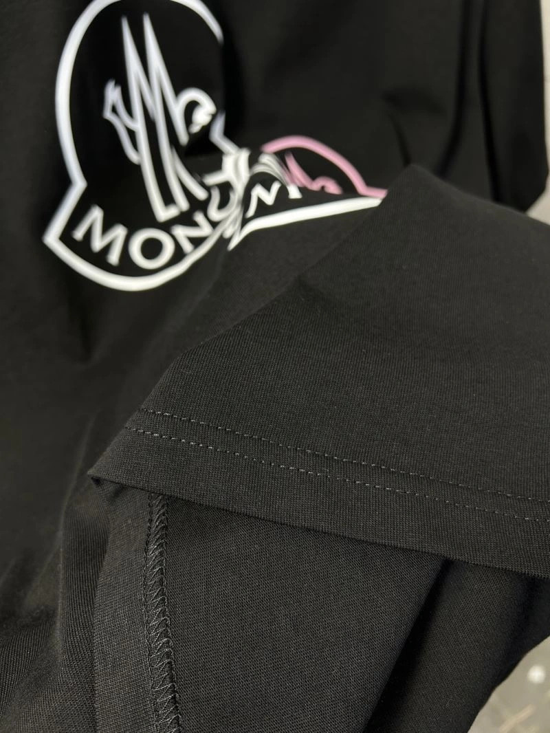 Moncler T-Shirts Elegant 142809